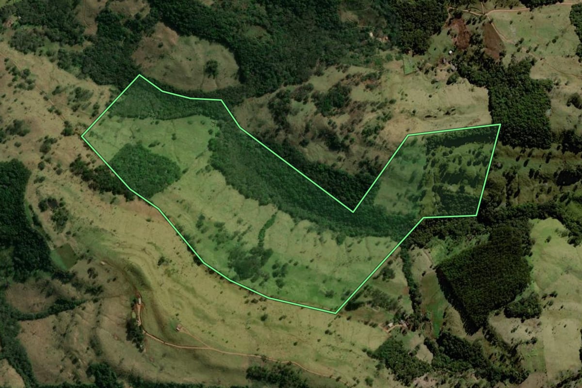 Imagem de satélite do imóvel rural em Marquinho (PR), com o contorno declarado no CAR desenhado por cima.