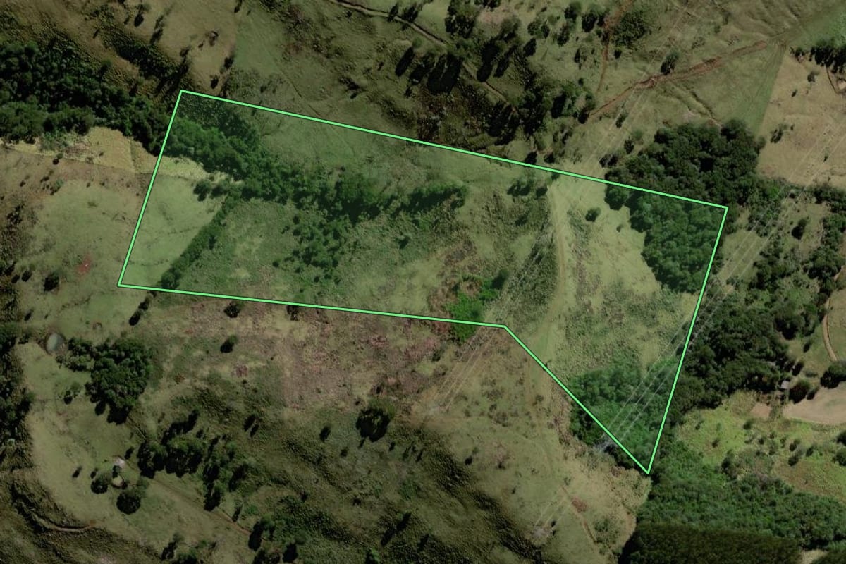Imagem de satélite do imóvel rural em Marquinho (PR), com o contorno declarado no CAR desenhado por cima.
