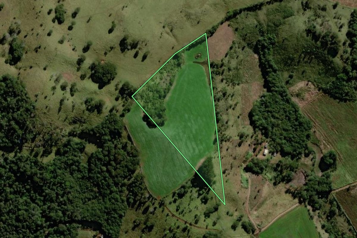 Imagem de satélite do imóvel rural em Marquinho (PR), com o contorno declarado no CAR desenhado por cima.