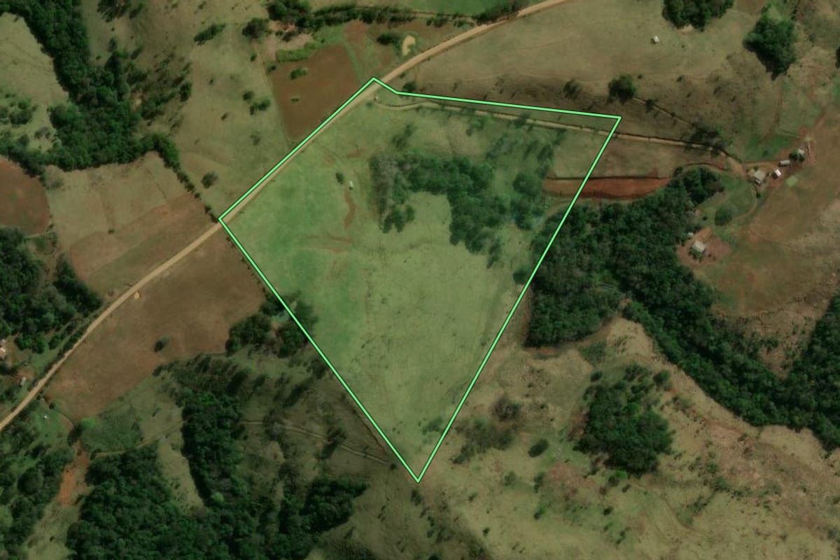 Imagem de satélite do imóvel rural em Marquinho (PR), com o contorno declarado no CAR desenhado por cima.
