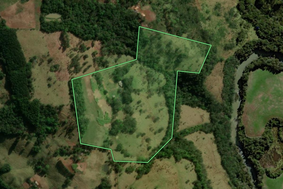 Imagem de satélite do imóvel rural em Marquinho (PR), com o contorno declarado no CAR desenhado por cima.