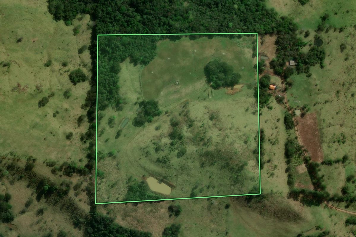 Imagem de satélite do imóvel rural em Marquinho (PR), com o contorno declarado no CAR desenhado por cima.