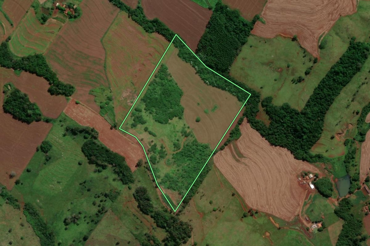 Imagem de satélite do imóvel rural em Marumbi (PR), com o contorno declarado no CAR desenhado por cima.