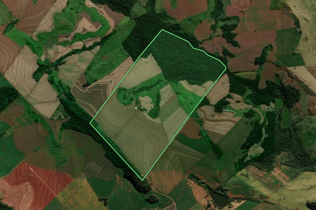 Imagem de satélite do imóvel rural em Marumbi (PR), com o contorno declarado no CAR desenhado por cima.