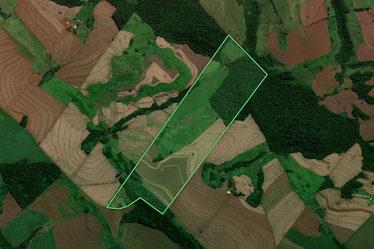 Imagem de satélite do imóvel rural em Marumbi (PR), com o contorno declarado no CAR desenhado por cima.