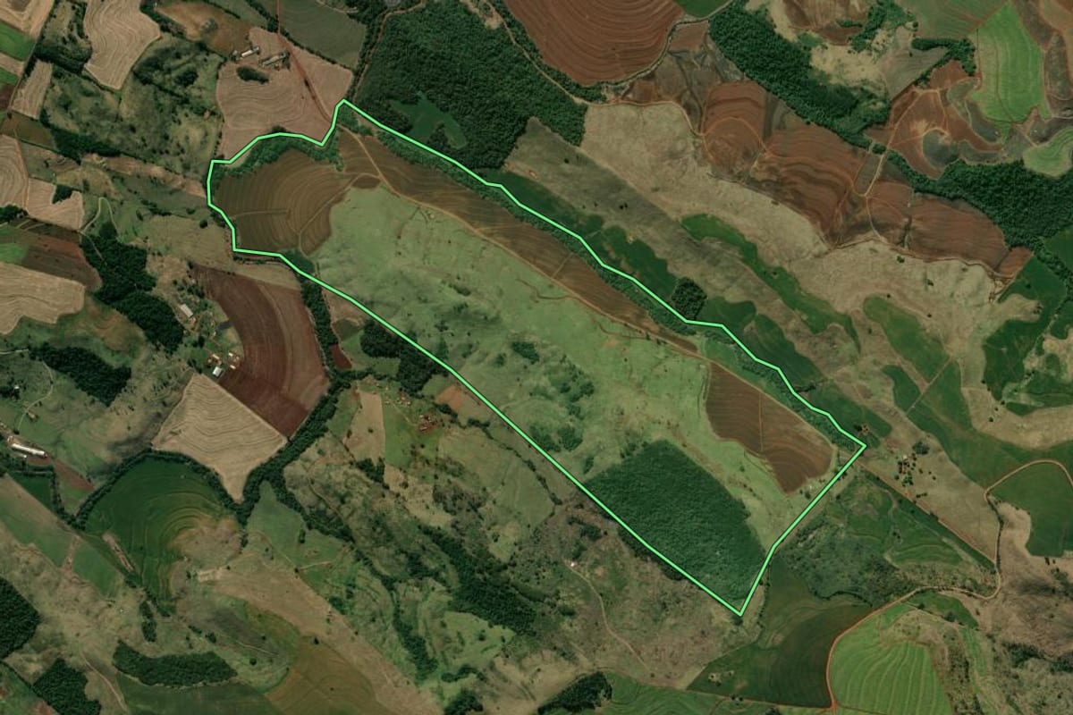 Imagem de satélite do imóvel rural em Marumbi (PR), com o contorno declarado no CAR desenhado por cima.