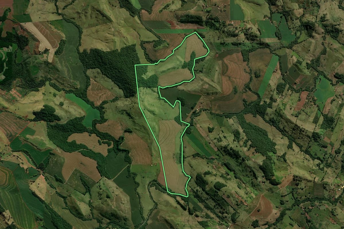 Imagem de satélite do imóvel rural em Marumbi (PR), com o contorno declarado no CAR desenhado por cima.