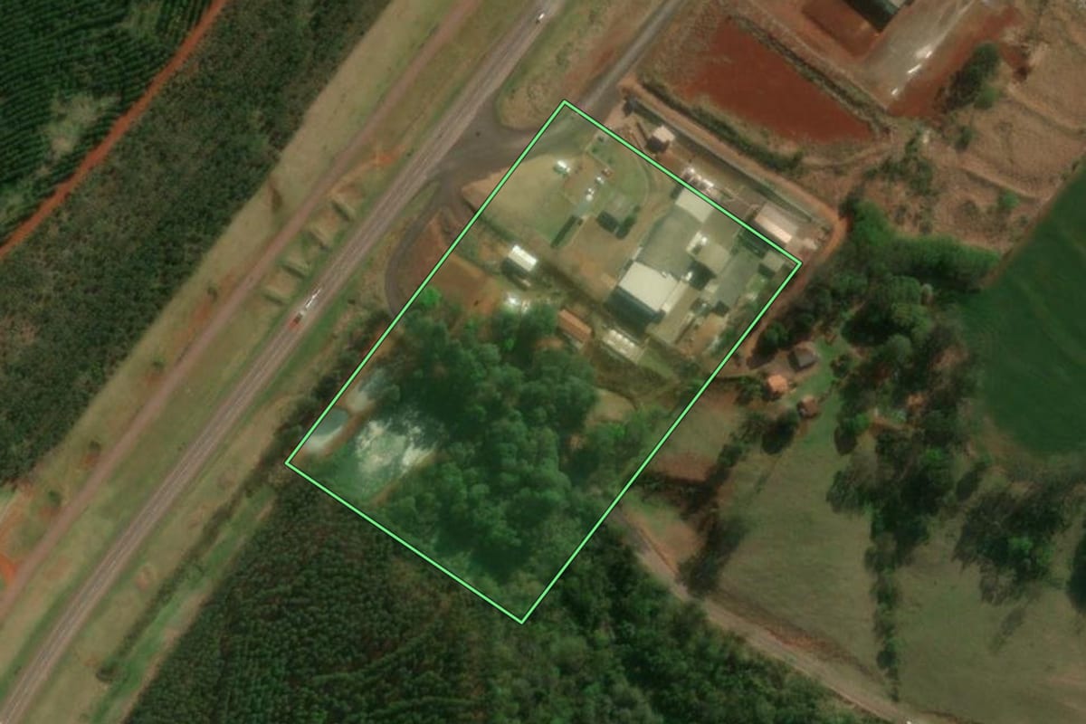 Imagem de satélite do imóvel rural em Matelândia (PR), com o contorno declarado no CAR desenhado por cima.