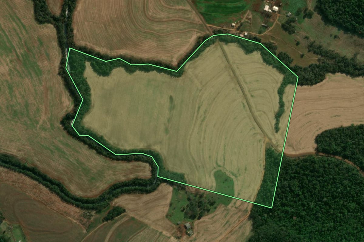Imagem de satélite do imóvel rural em Matelândia (PR), com o contorno declarado no CAR desenhado por cima.