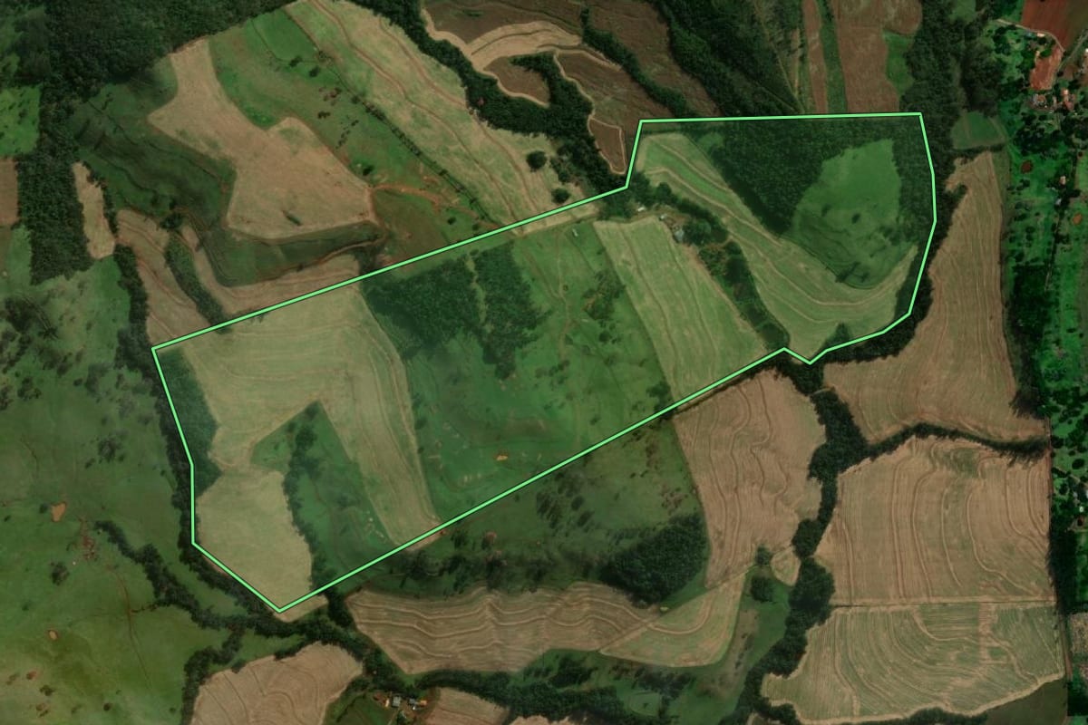 Imagem de satélite do imóvel rural em Matelândia (PR), com o contorno declarado no CAR desenhado por cima.