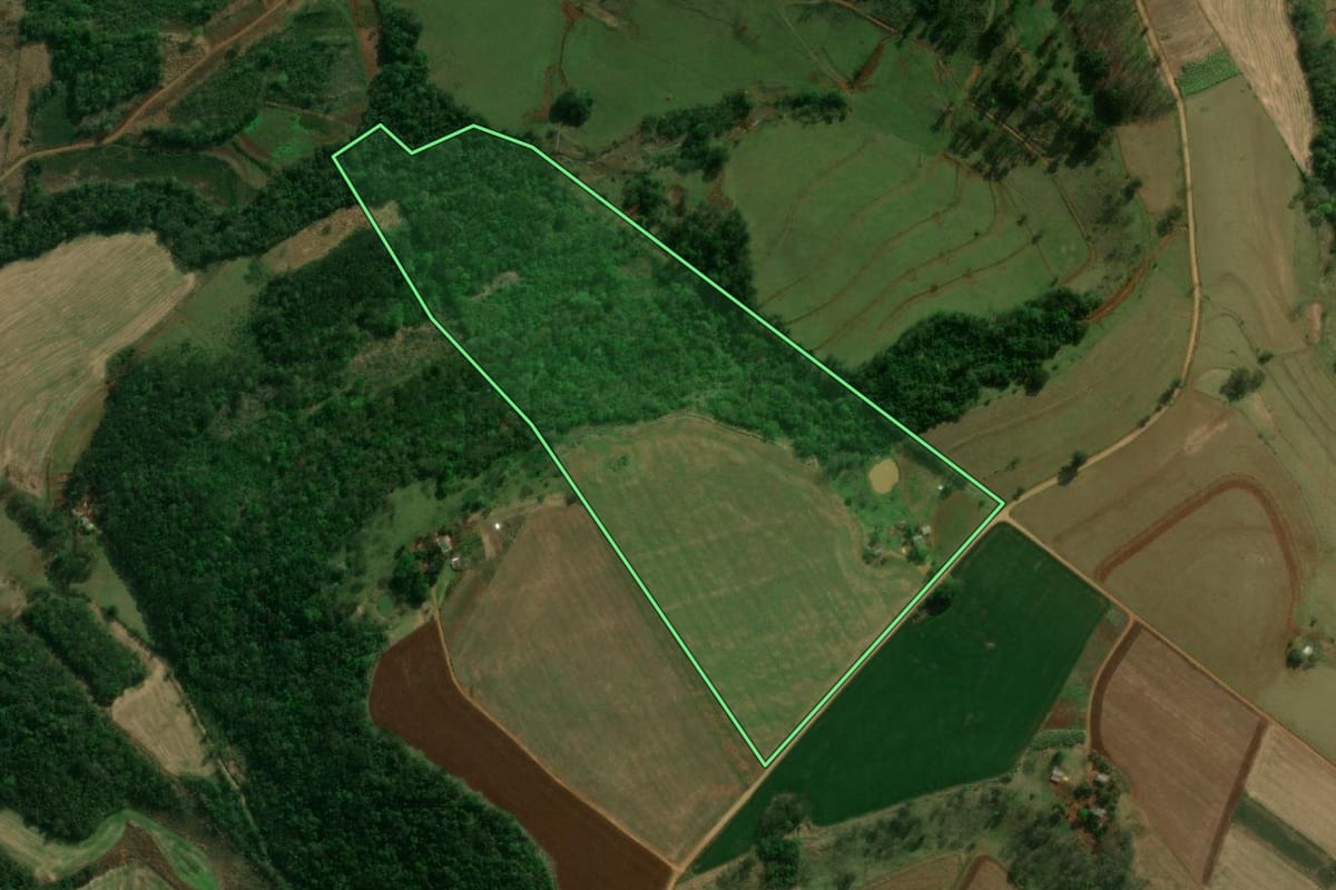 Imagem de satélite do imóvel rural em Matelândia (PR), com o contorno declarado no CAR desenhado por cima.