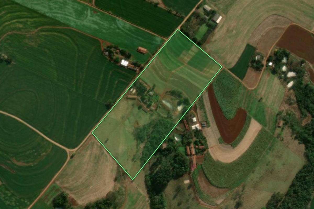 Imagem de satélite do imóvel rural em Matelândia (PR), com o contorno declarado no CAR desenhado por cima.