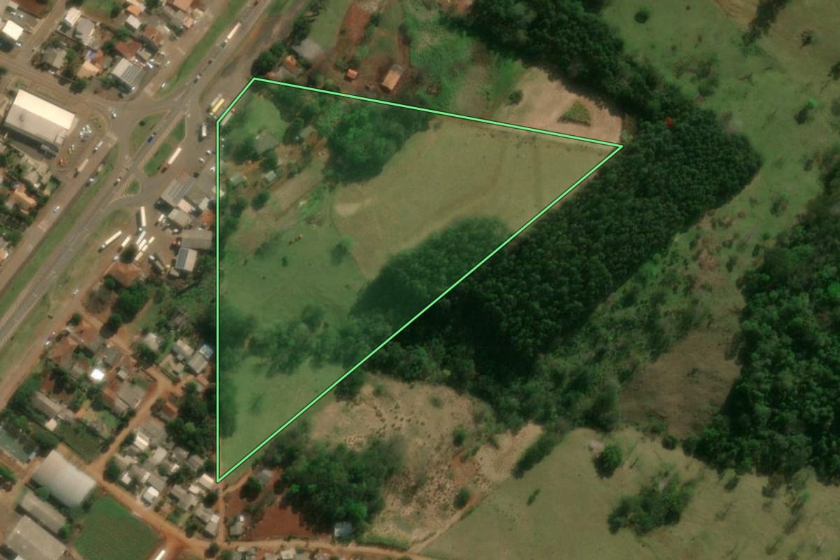 Imagem de satélite do imóvel rural em Matelândia (PR), com o contorno declarado no CAR desenhado por cima.