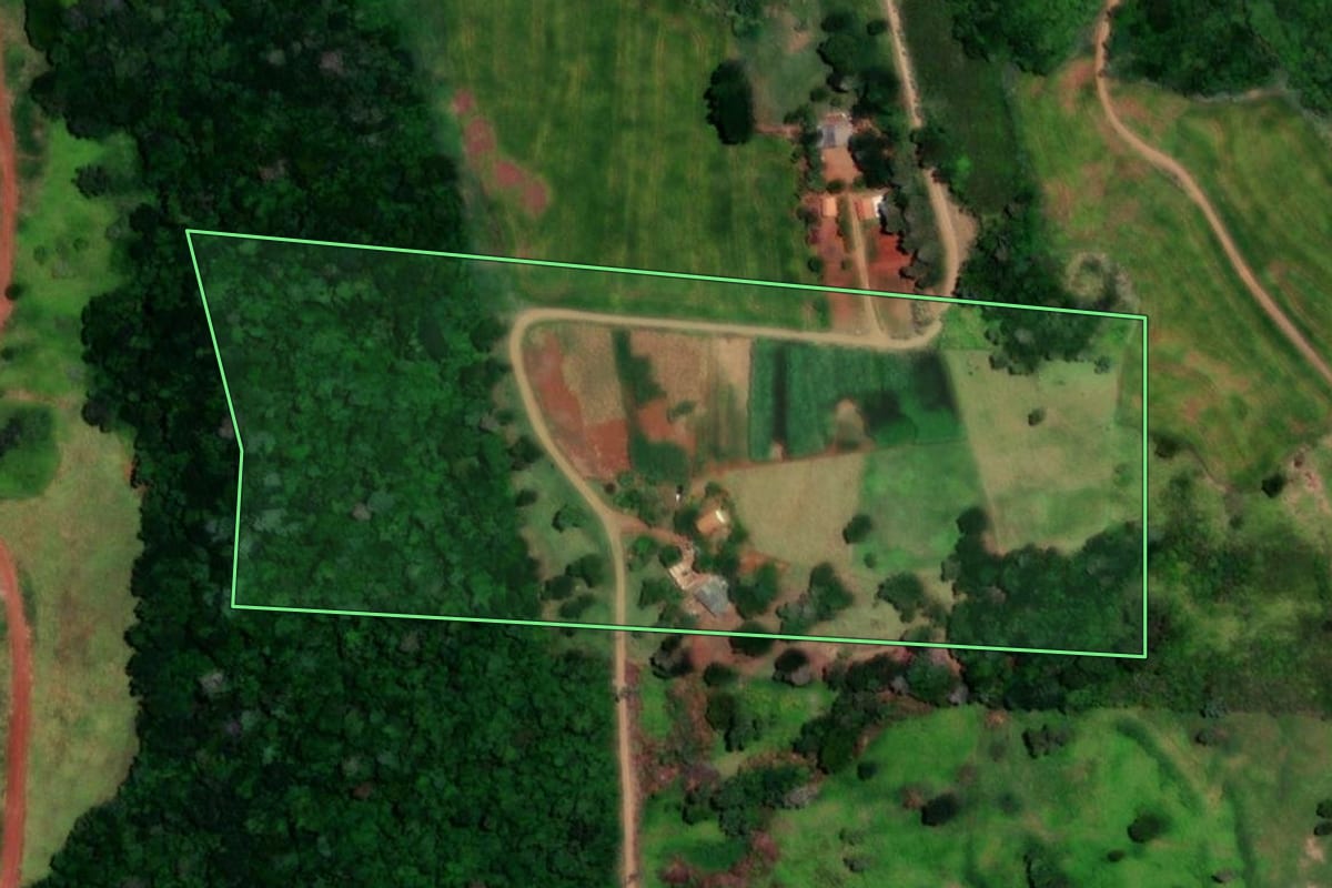 Imagem de satélite do imóvel rural em Matelândia (PR), com o contorno declarado no CAR desenhado por cima.