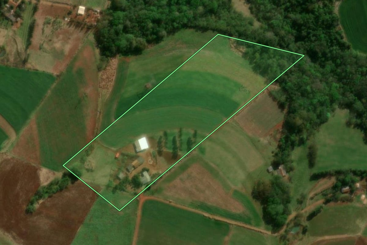 Imagem de satélite do imóvel rural em Matelândia (PR), com o contorno declarado no CAR desenhado por cima.