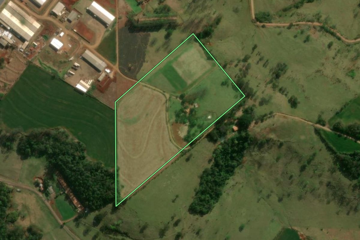Imagem de satélite do imóvel rural em Matelândia (PR), com o contorno declarado no CAR desenhado por cima.