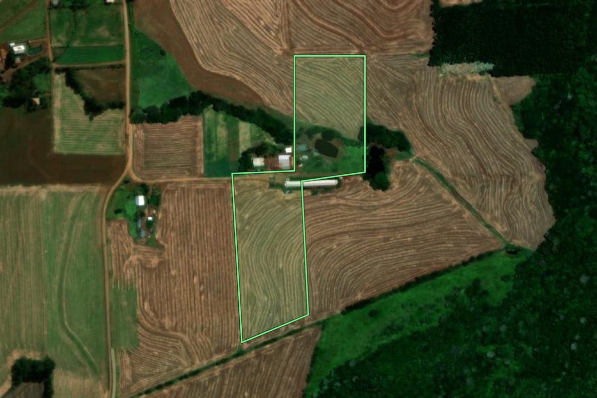Imagem de satélite do imóvel rural em Matelândia (PR), com o contorno declarado no CAR desenhado por cima.