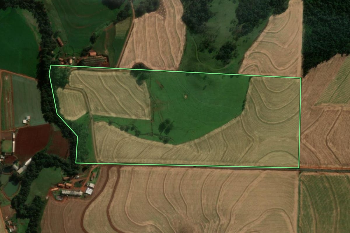 Imagem de satélite do imóvel rural em Matelândia (PR), com o contorno declarado no CAR desenhado por cima.