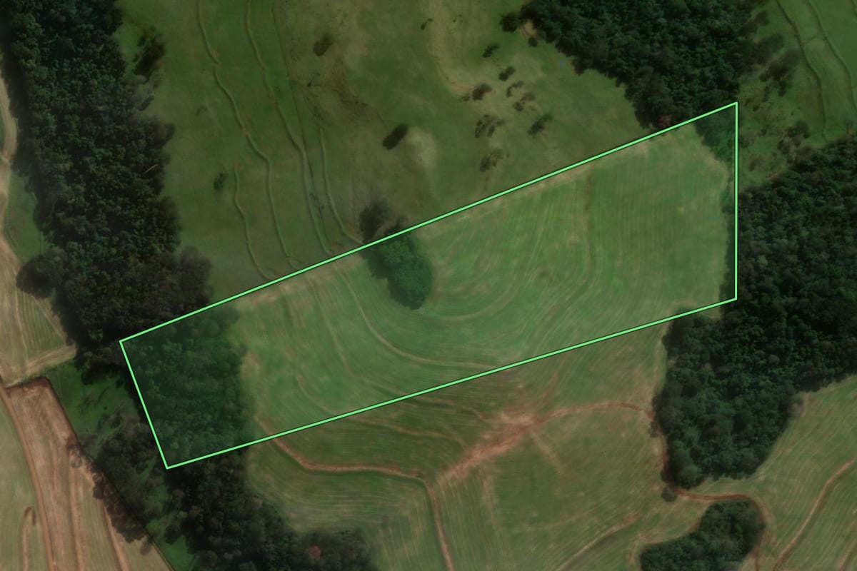 Imagem de satélite do imóvel rural em Matelândia (PR), com o contorno declarado no CAR desenhado por cima.