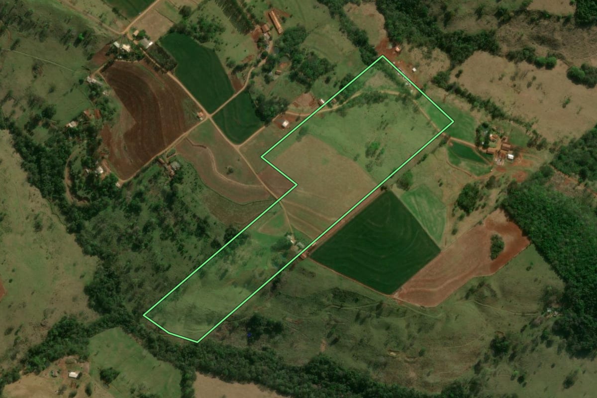 Imagem de satélite do imóvel rural em Matelândia (PR), com o contorno declarado no CAR desenhado por cima.