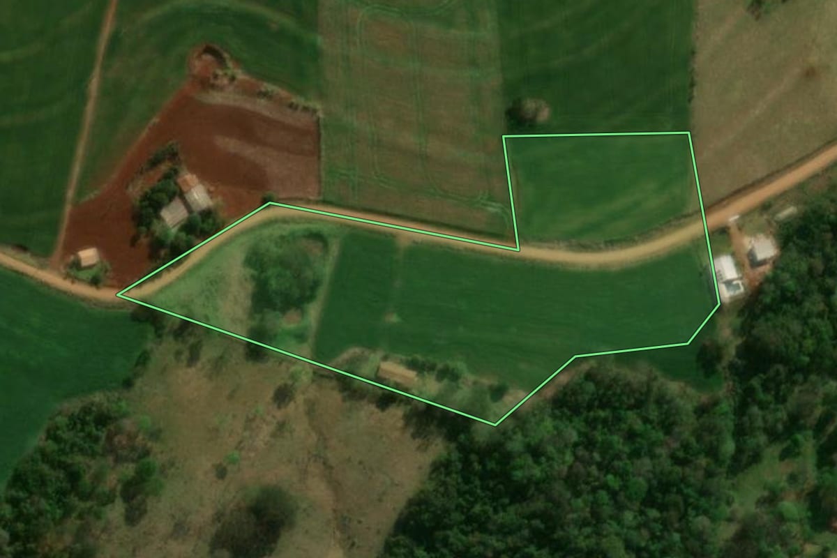 Imagem de satélite do imóvel rural em Matelândia (PR), com o contorno declarado no CAR desenhado por cima.
