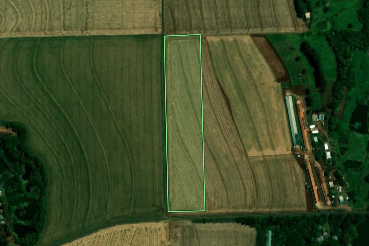Imagem de satélite do imóvel rural em Matelândia (PR), com o contorno declarado no CAR desenhado por cima.
