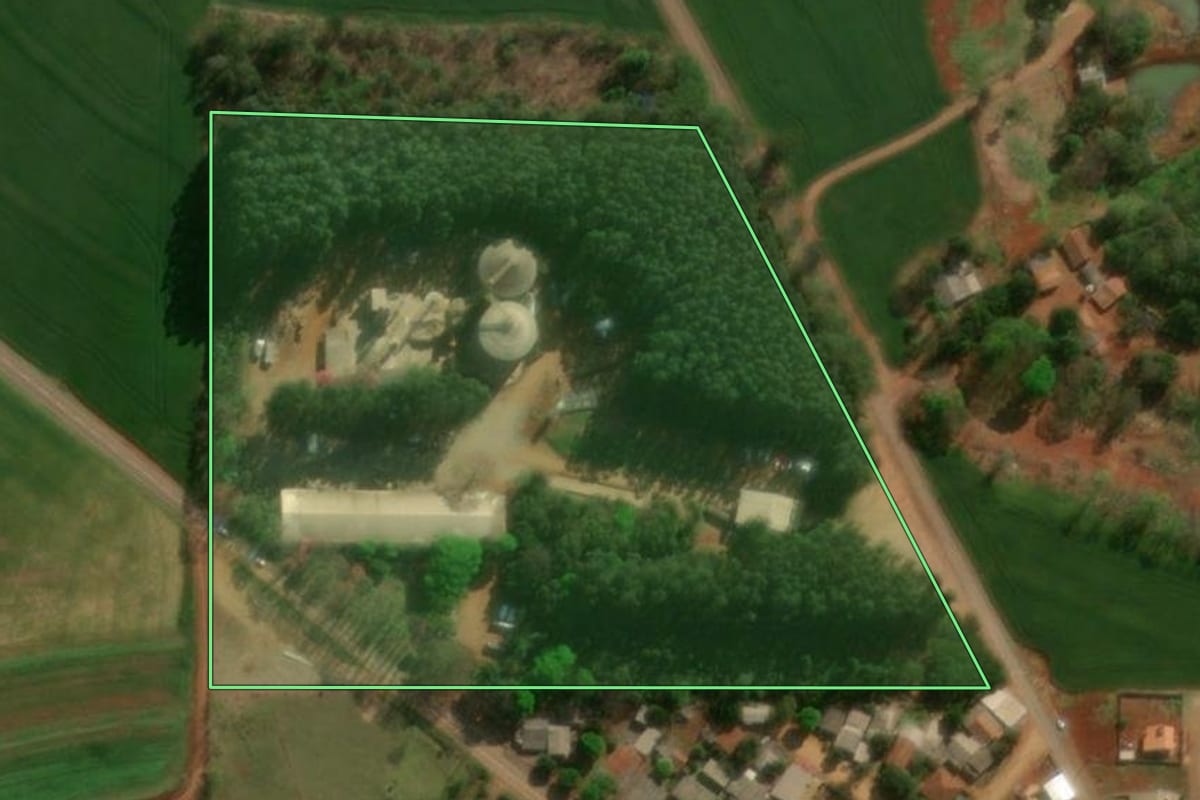 Imagem de satélite do imóvel rural em Matelândia (PR), com o contorno declarado no CAR desenhado por cima.