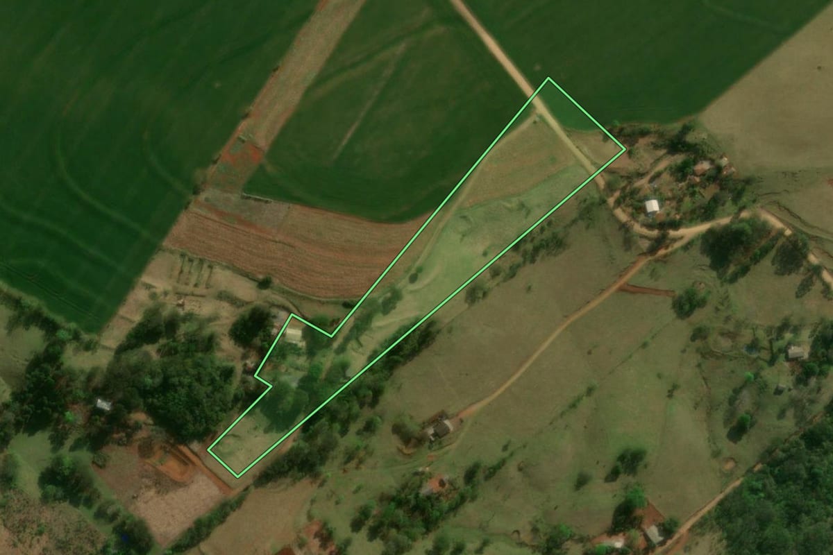 Imagem de satélite do imóvel rural em Matelândia (PR), com o contorno declarado no CAR desenhado por cima.
