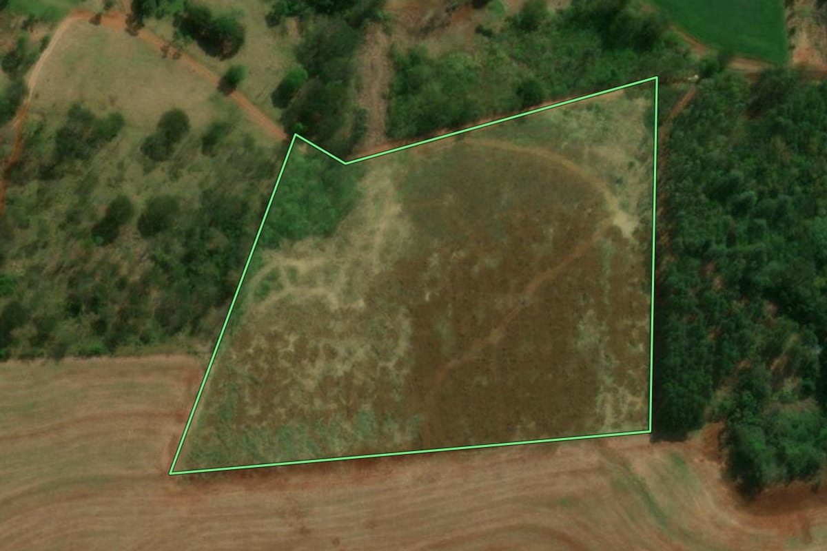 Imagem de satélite do imóvel rural em Matelândia (PR), com o contorno declarado no CAR desenhado por cima.