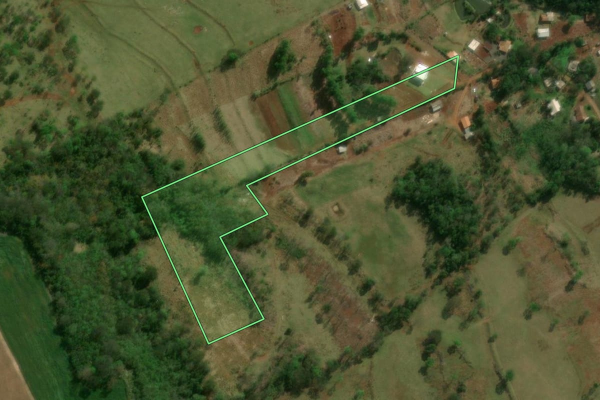 Imagem de satélite do imóvel rural em Matelândia (PR), com o contorno declarado no CAR desenhado por cima.