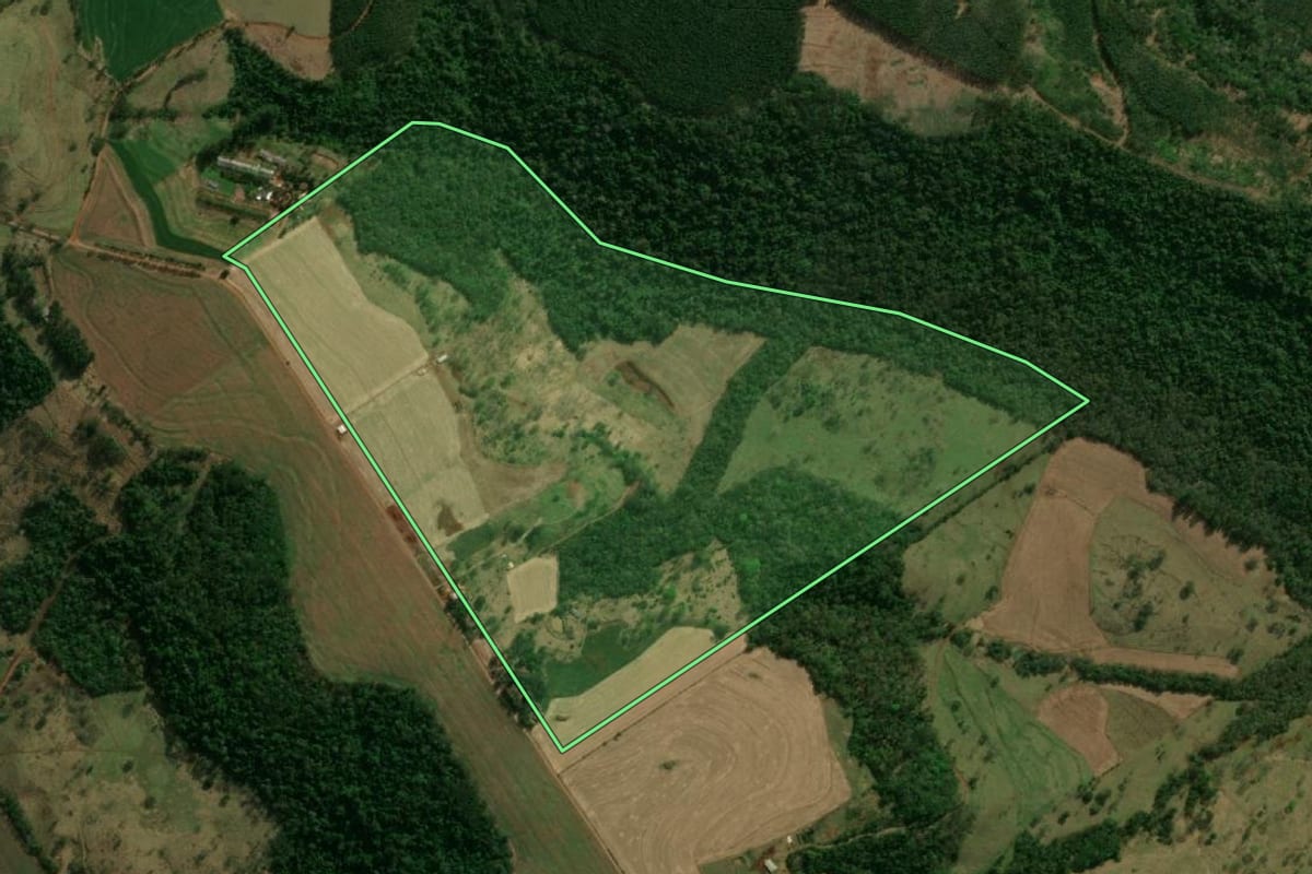 Imagem de satélite do imóvel rural em Matelândia (PR), com o contorno declarado no CAR desenhado por cima.