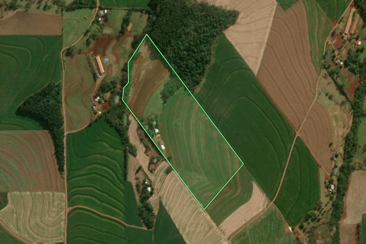 Imagem de satélite do imóvel rural em Matelândia (PR), com o contorno declarado no CAR desenhado por cima.