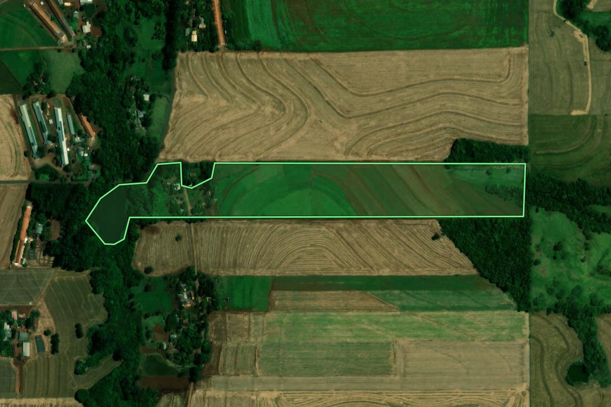Imagem de satélite do imóvel rural em Matelândia (PR), com o contorno declarado no CAR desenhado por cima.