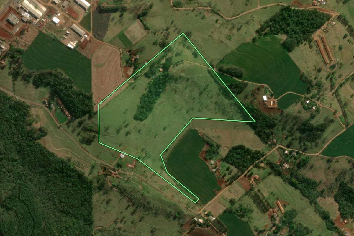 Imagem de satélite do imóvel rural em Matelândia (PR), com o contorno declarado no CAR desenhado por cima.