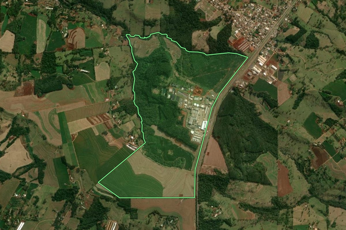 Imagem de satélite do imóvel rural em Matelândia (PR), com o contorno declarado no CAR desenhado por cima.
