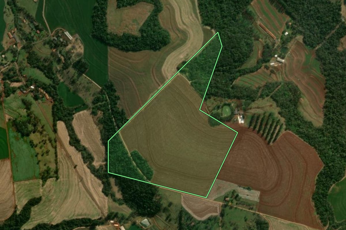 Imagem de satélite do imóvel rural em Matelândia (PR), com o contorno declarado no CAR desenhado por cima.