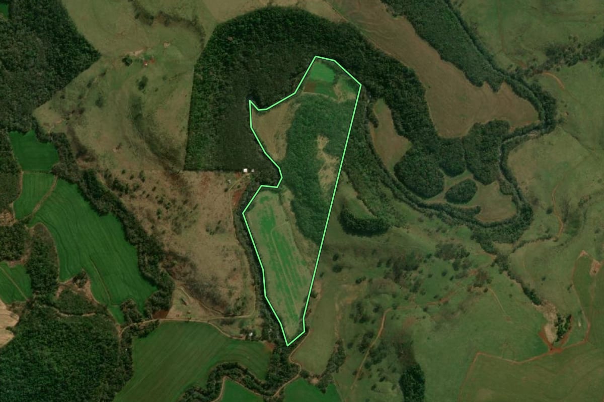 Imagem de satélite do imóvel rural em Matelândia (PR), com o contorno declarado no CAR desenhado por cima.