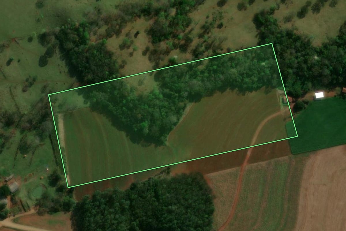 Imagem de satélite do imóvel rural em Matelândia (PR), com o contorno declarado no CAR desenhado por cima.