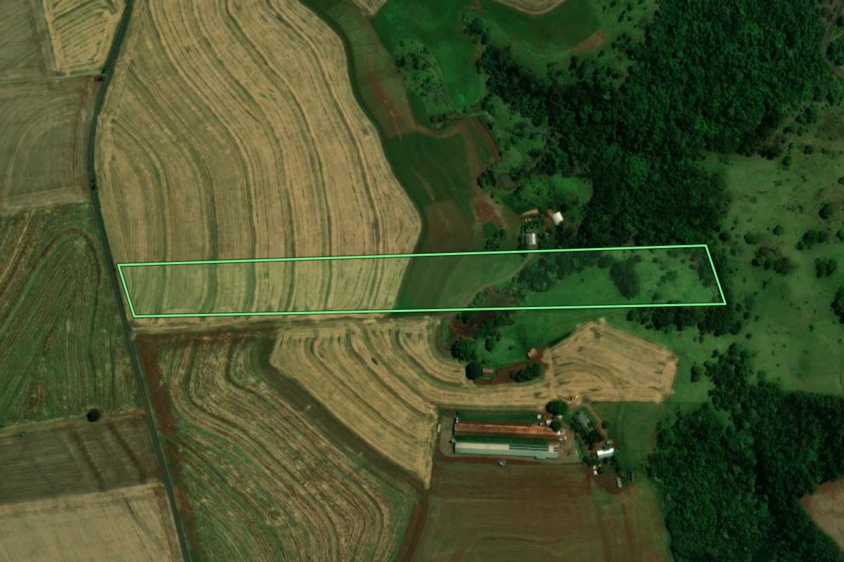 Imagem de satélite do imóvel rural em Matelândia (PR), com o contorno declarado no CAR desenhado por cima.