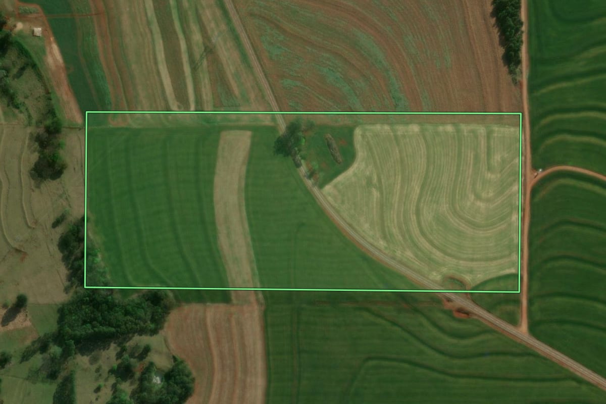 Imagem de satélite do imóvel rural em Matelândia (PR), com o contorno declarado no CAR desenhado por cima.
