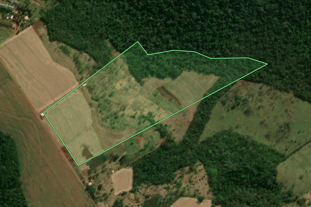 Imagem de satélite do imóvel rural em Matelândia (PR), com o contorno declarado no CAR desenhado por cima.