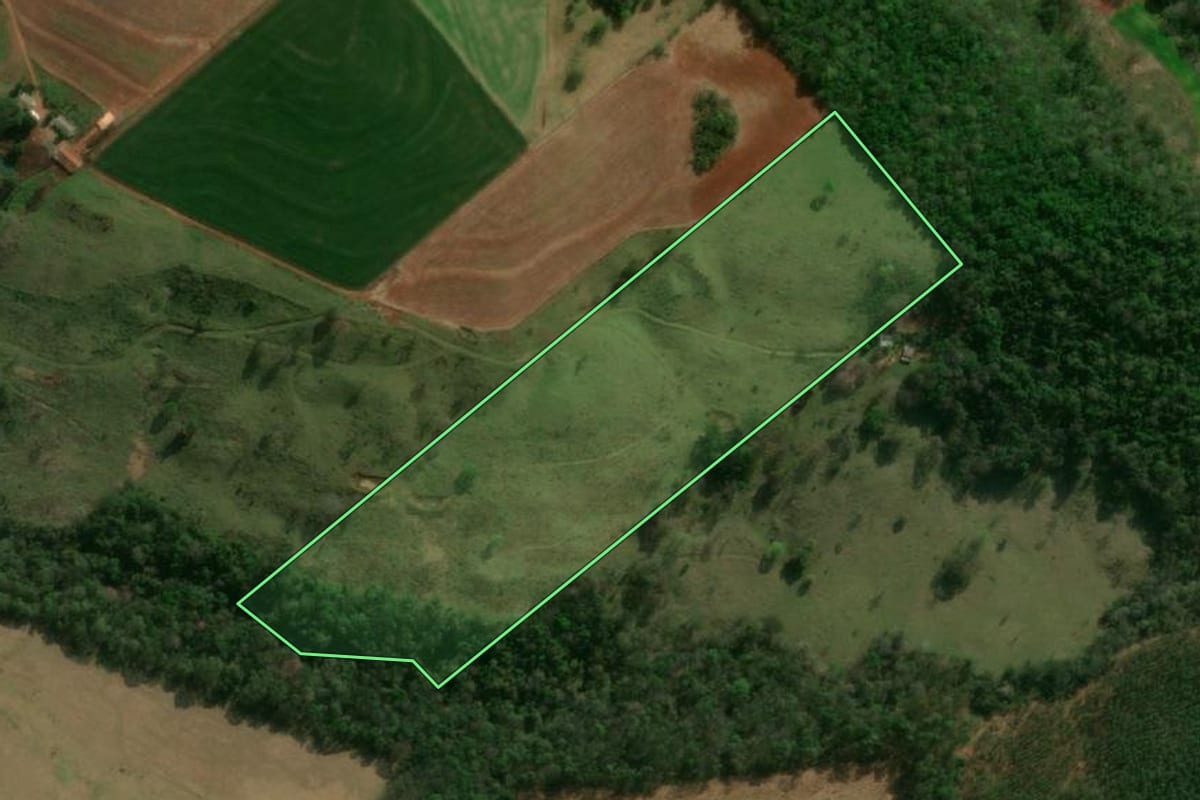 Imagem de satélite do imóvel rural em Matelândia (PR), com o contorno declarado no CAR desenhado por cima.