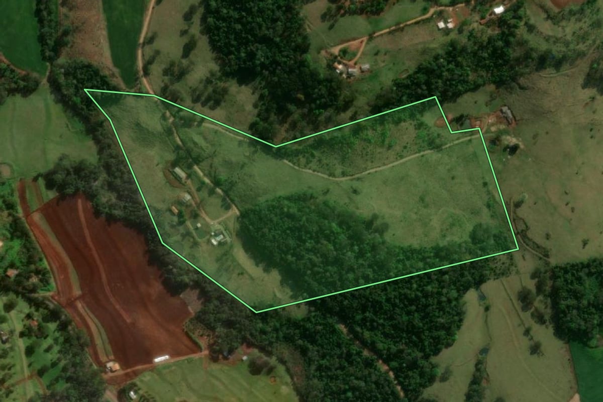 Imagem de satélite do imóvel rural em Matelândia (PR), com o contorno declarado no CAR desenhado por cima.