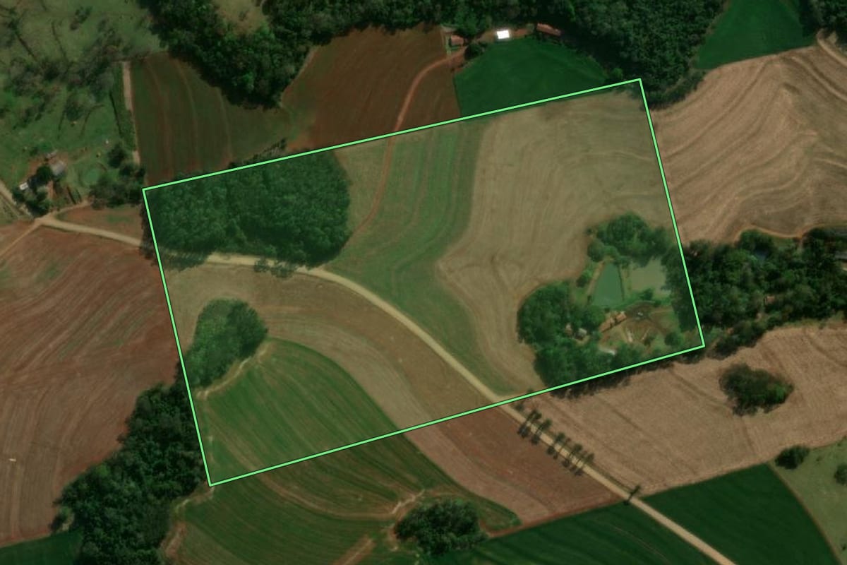 Imagem de satélite do imóvel rural em Matelândia (PR), com o contorno declarado no CAR desenhado por cima.