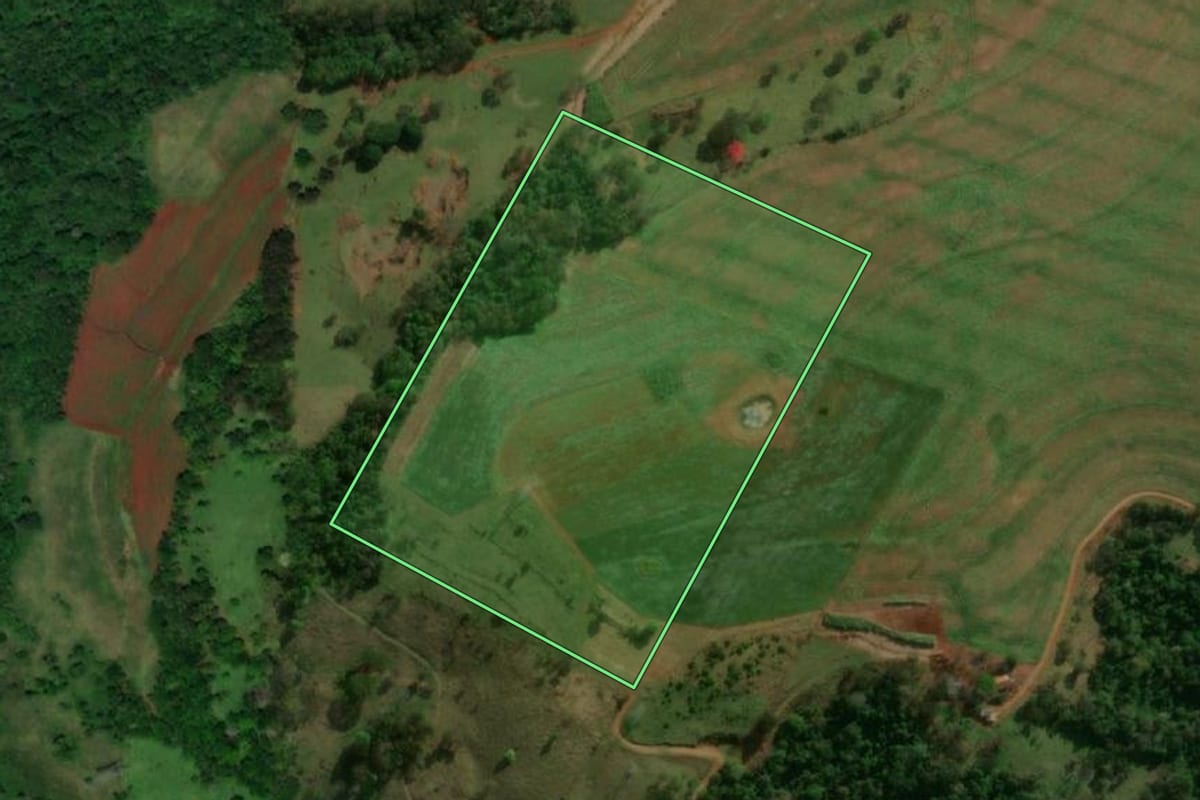 Imagem de satélite do imóvel rural em Matelândia (PR), com o contorno declarado no CAR desenhado por cima.