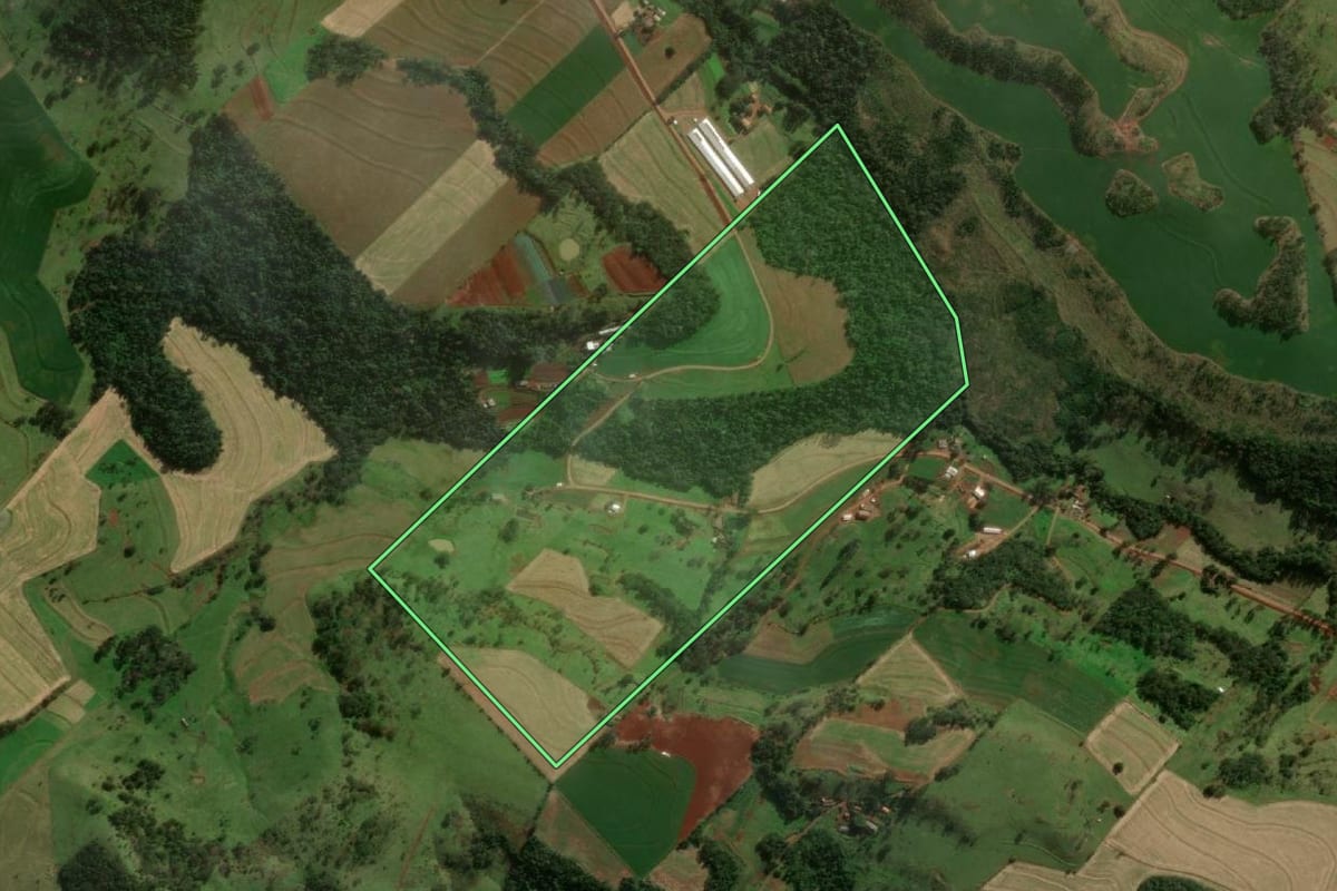 Imagem de satélite do imóvel rural em Matelândia (PR), com o contorno declarado no CAR desenhado por cima.