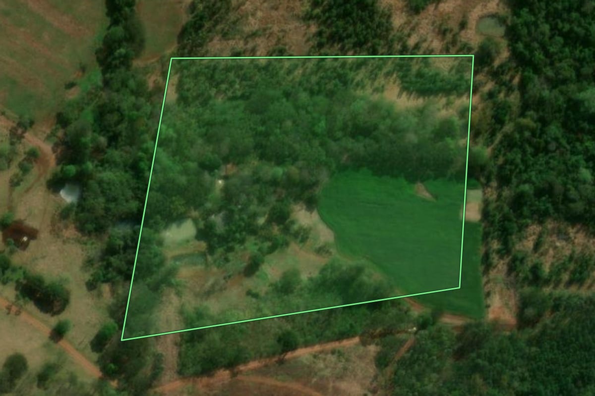 Imagem de satélite do imóvel rural em Matelândia (PR), com o contorno declarado no CAR desenhado por cima.
