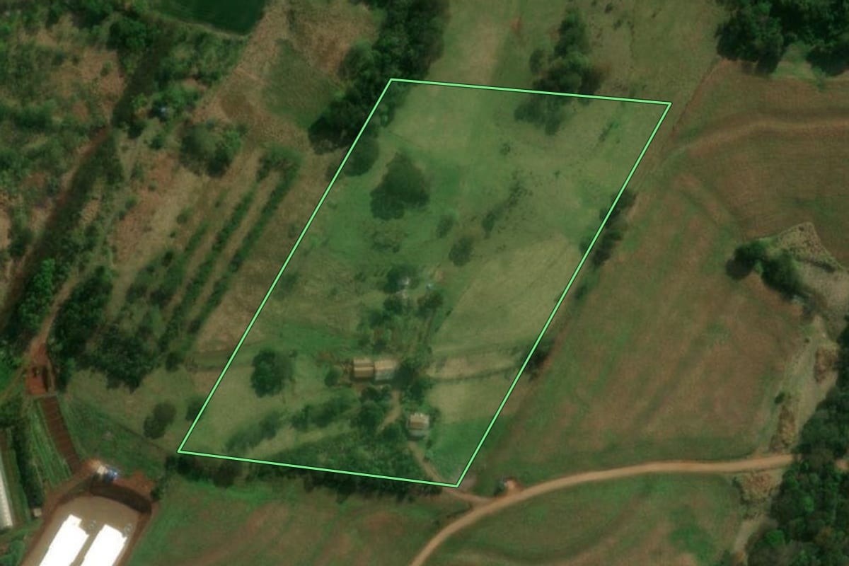 Imagem de satélite do imóvel rural em Matelândia (PR), com o contorno declarado no CAR desenhado por cima.