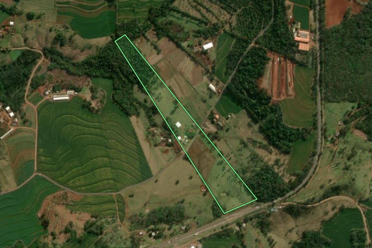 Imagem de satélite do imóvel rural em Matelândia (PR), com o contorno declarado no CAR desenhado por cima.