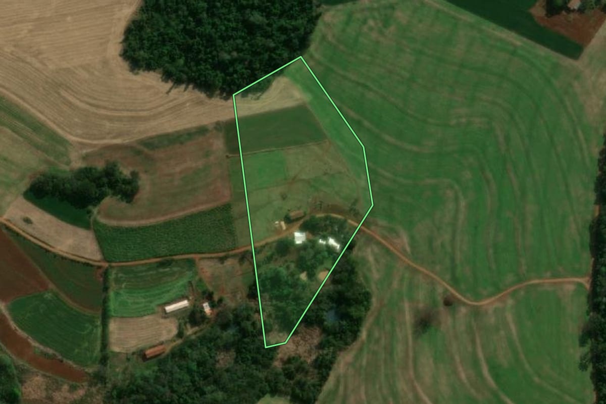 Imagem de satélite do imóvel rural em Matelândia (PR), com o contorno declarado no CAR desenhado por cima.